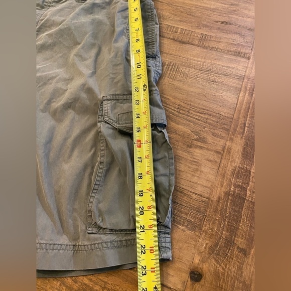 Old Navy Men’s Cargo shorts Green size 40 Belt loops zip front 6 pockets W/flaps - Picture 10 of 12